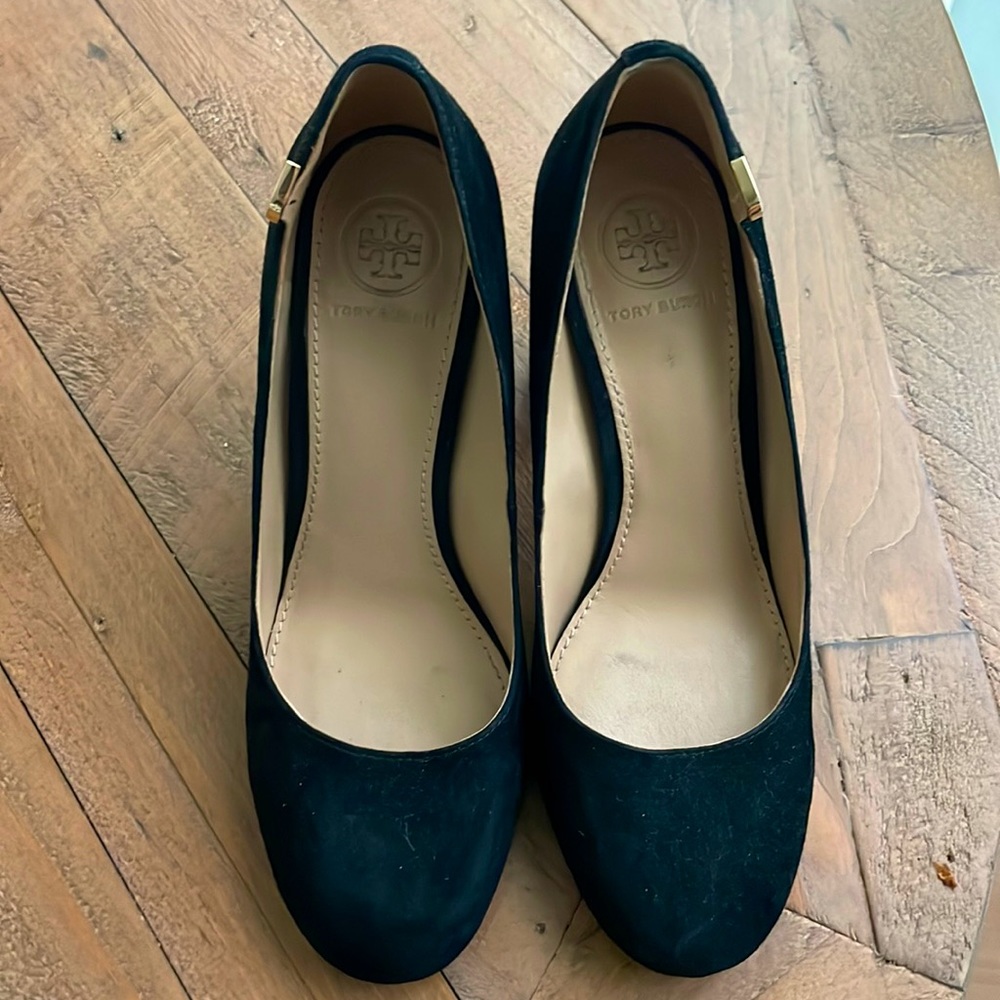Black Tory Burch suede pumps with chunky heel
